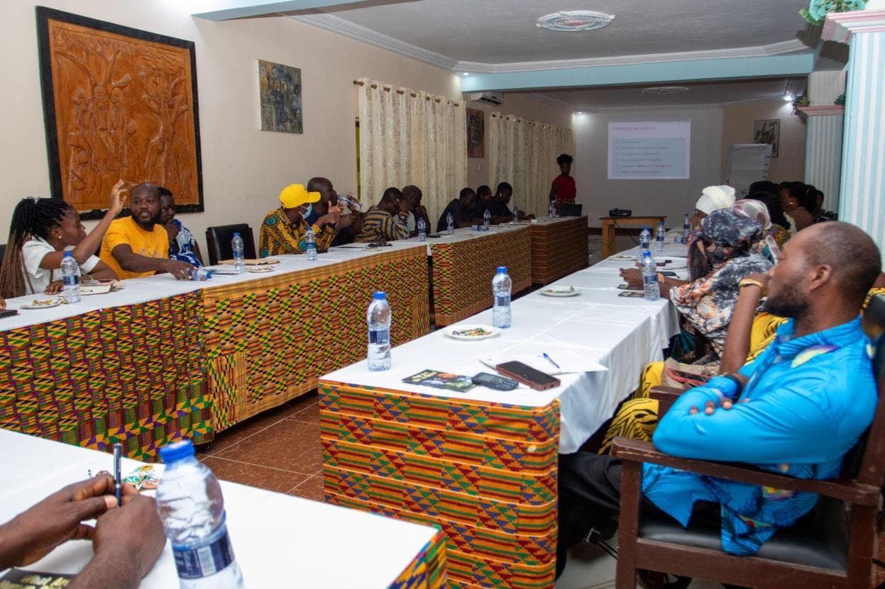 Des délégués réunis autour de la table lors d'une session de travail du Forum africain de la jeunesse pour l'eau, avec les facilitateurs en tête de salle.