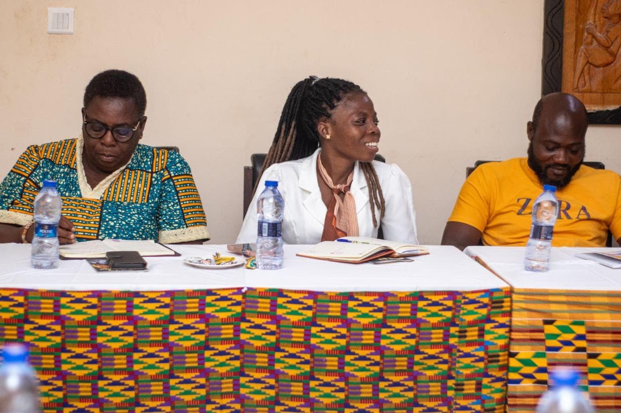 Une déléguée prenant des notes à la table lors d'une session de travail du Forum africain de la jeunesse pour l'eau.