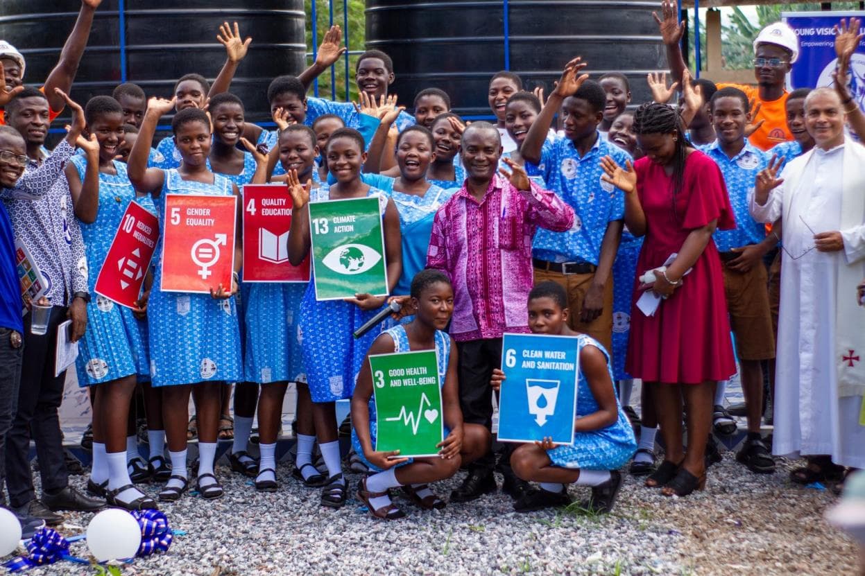De jeunes panélistes assis ensemble lors d'une conférence de l'eau de l'AYWF au Ghana