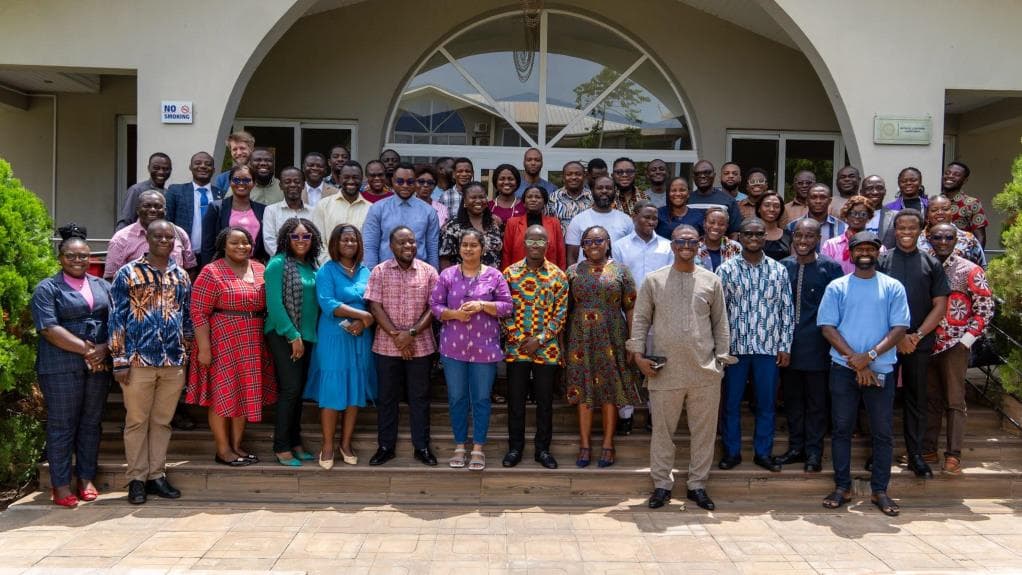 Des délégués du Forum africain de la jeunesse pour l'eau formant ensemble le signe de la main de l'AYWF lors d'un rassemblement