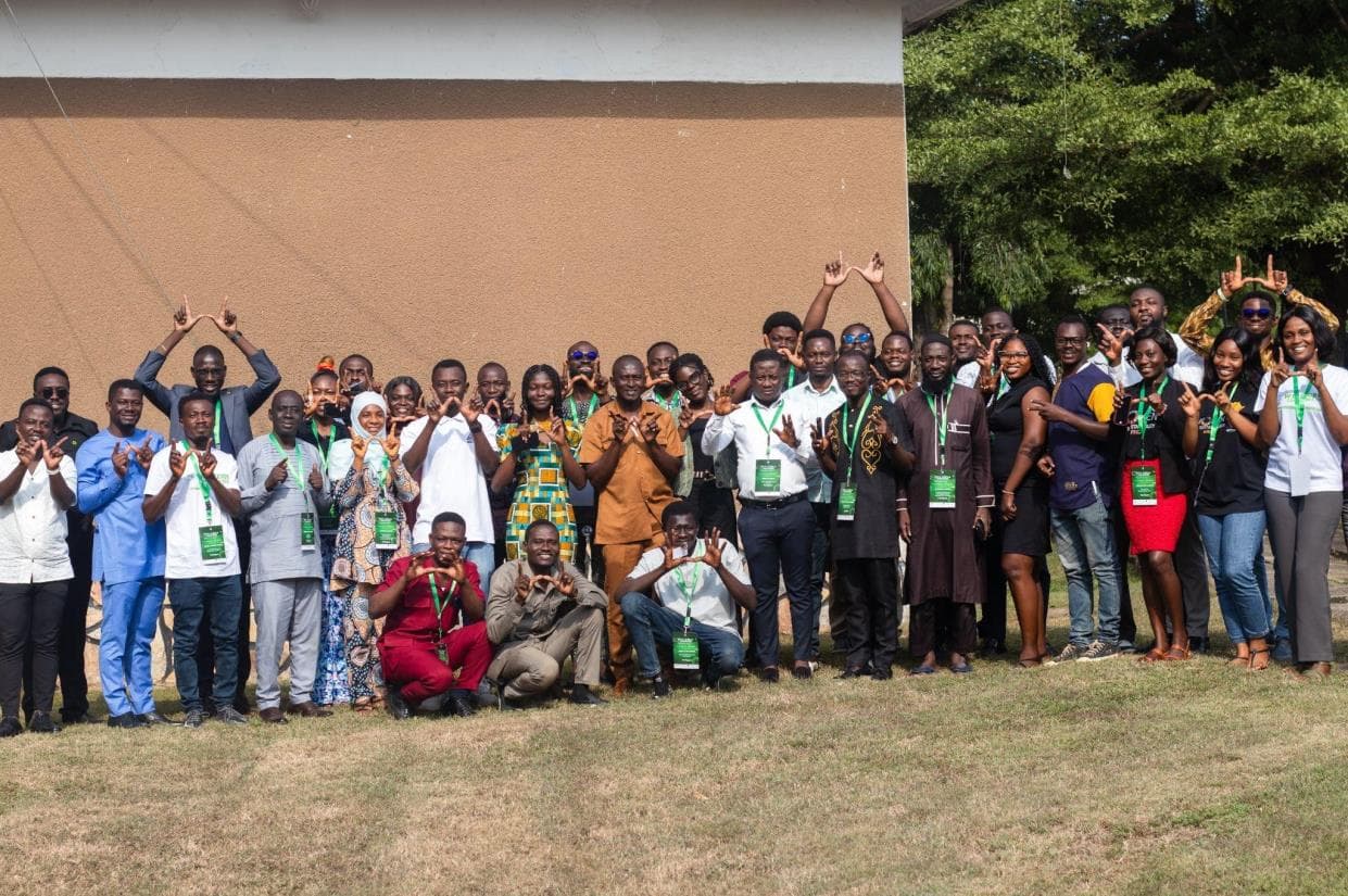 Participants et partenaires du Forum africain de la jeunesse pour l'eau réunis pour une photo de groupe devant le lieu de l'événement